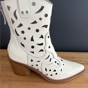 Dolce Vita Zenobi Off White Cutout Leather Western  Boots - Women 7.5